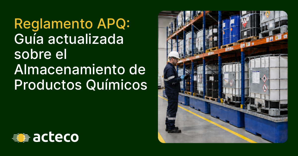 Operario inspeccionando recipientes móviles e IBCs en almacén conforme al reglamento APQ