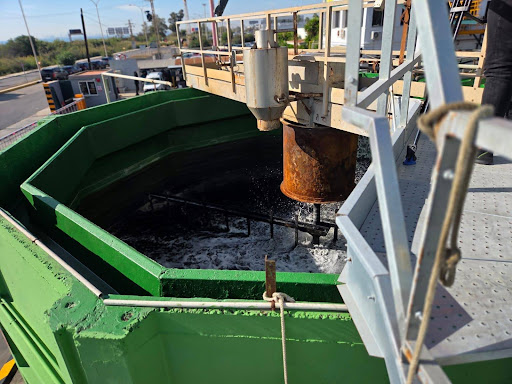 Primer plano de un decantador lamelar en la planta de tratamiento de aguas de Acteco. Se observa el proceso de separación de hidrocarburos y otros residuos líquidos, un paso clave en la gestión medioambiental y la economía circular