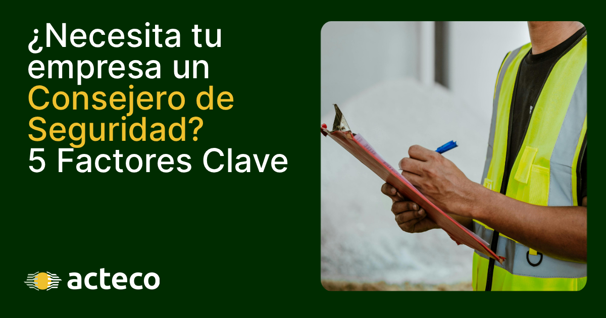 Trabajador con chaleco reflectante anotando en un portapapeles, ilustrando los 5 factores clave para saber si una empresa necesita un Consejero de Seguridad.