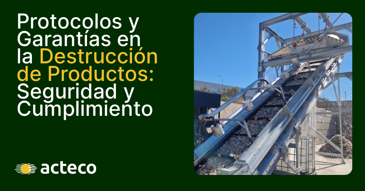 Maquinaria industrial con cinta transportadora procesando materiales, ilustrando los protocolos y garantías necesarios en la destrucción de productos.