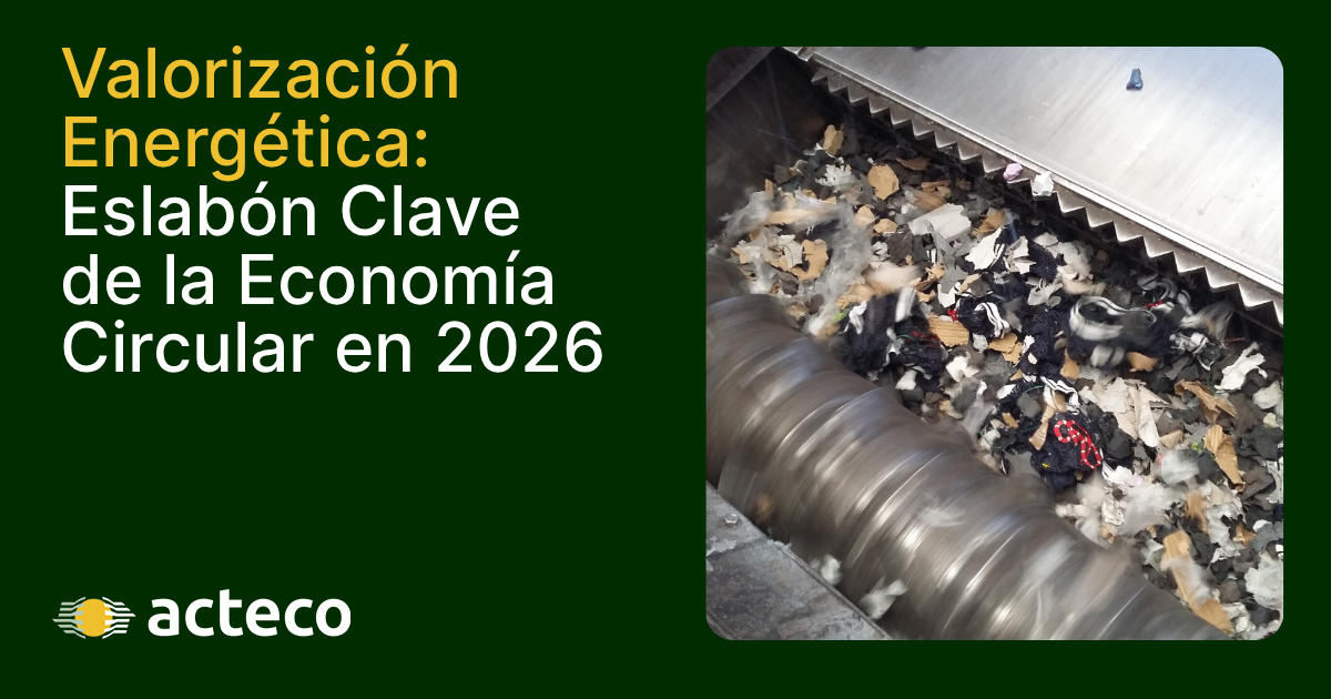 Máquina industrial triturando distintos tipos de residuos, ilustrando la valorización energética como pilar de la economía circular.