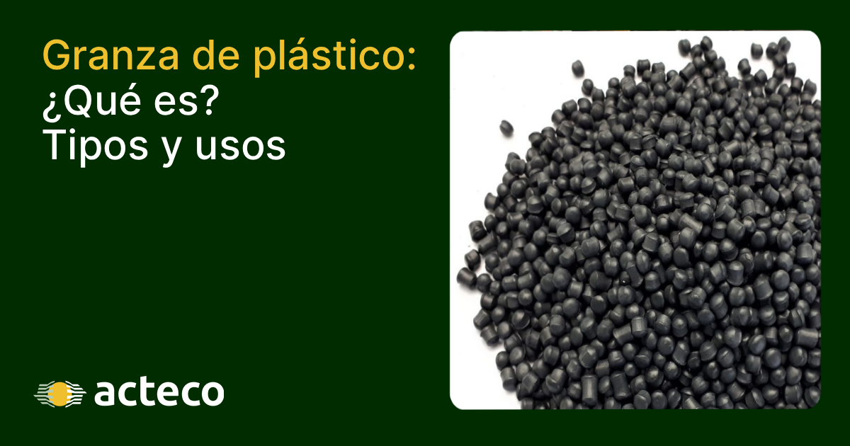 Imagen de cabecera de ACTECO para el artículo 'Granza de plástico: ¿Qué es? Tipos y usos', mostrando un montón de pellets de plástico negros.