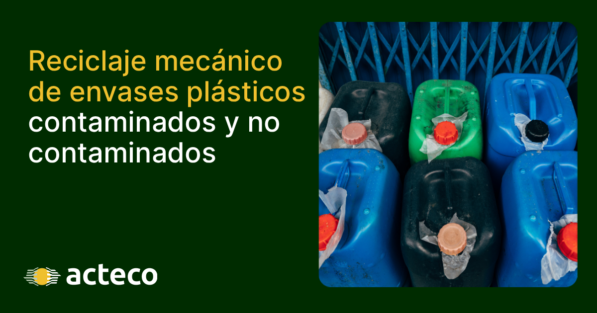 Varios bidones industriales de plástico (HDPE) de colores apilados, listos para su reciclaje mecánico. Imagen de cabecera con el titular del artículo sobre el reciclaje de envases plásticos contaminados y no contaminados de Acteco