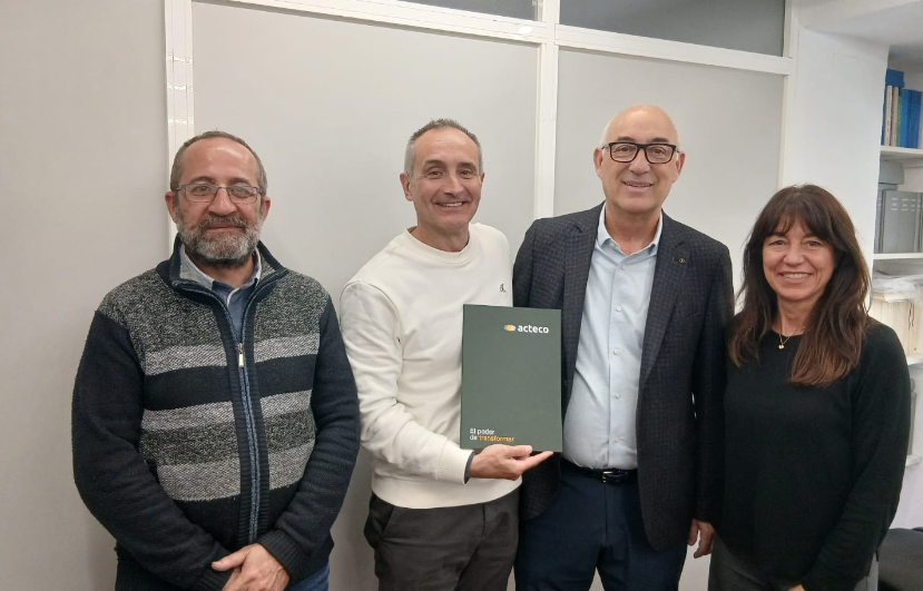 uatro representantes de Acteco posando sonrientes con una carpeta corporativa tras el acuerdo de adquisición de una empresa de gestión de aceites usados en Valladolid