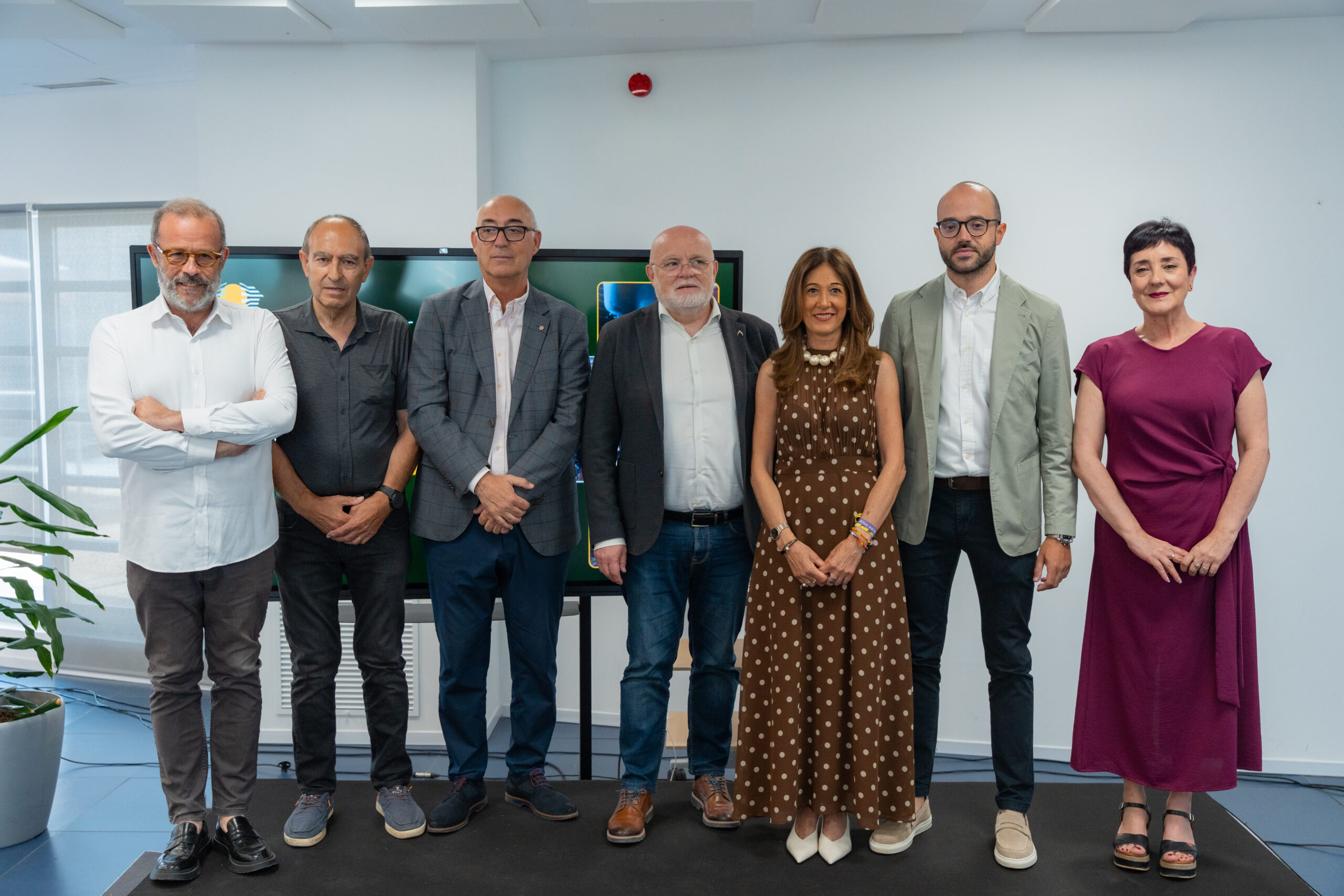 Fotografía de grupo con Jorge Ramis Valls, CEO de Acteco, junto a autoridades institucionales durante la presentación oficial del proyecto de la planta de reciclaje avanzado en Almansa.