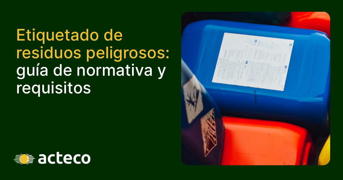 Imagen de portada del blog de ACTECO que muestra envases industriales de residuos peligrosos (un bidón azul y otro rojo) correctamente etiquetados y con pictogramas de peligro. El texto del blog, "Etiquetado de residuos peligrosos: guía de normativa y requisitos", está visible a la izquierda con el logo de ACTECO debajo. La imagen destaca el cumplimiento normativo en la gestión de residuos.