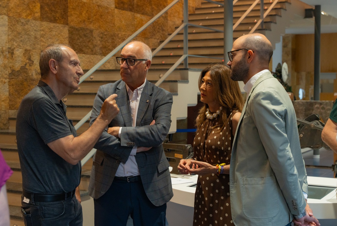 El CEO de Acteco, Jorge Ramis Valls, conversa con representantes institucionales durante el acto de presentación del proyecto industrial en Almansa.