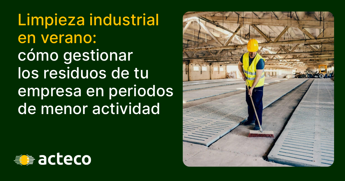Operario con casco y chaleco reflectante realizando trabajos de limpieza industrial en nave de una empresa, con el título del artículo de Acteco.