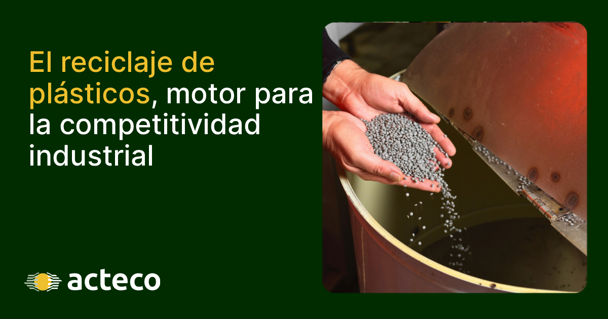 Imagen de cabecera de ACTECO sobre el reciclaje de plásticos como motor para la competitividad industrial, mostrando manos sosteniendo granza de plástico reciclado sobre un contenedor industrial.